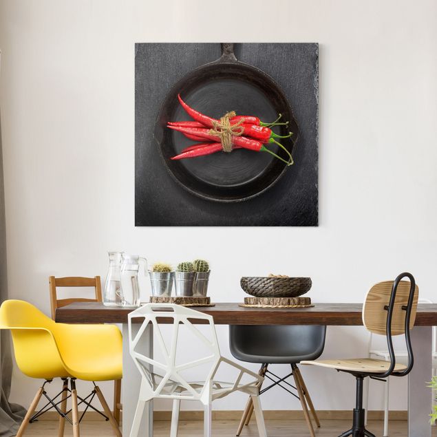 Obrazy nowoczesny Wiązka czerwonego chili na patelni na łupku