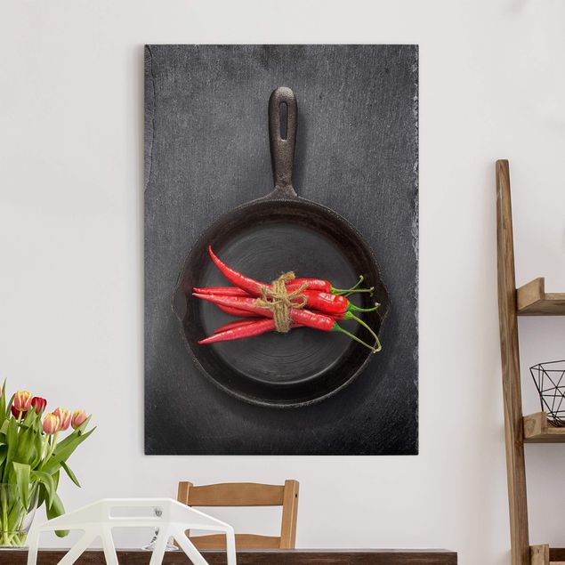 Dekoracja do kuchni Wiązka czerwonego chili na patelni na łupku