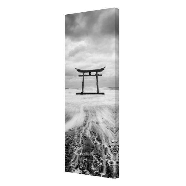 Obrazki czarno białe Japońskie torii w morzu