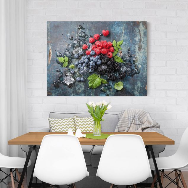 Obrazy nowoczesny Mieszanka jagodowa z kostkami lodu drewno