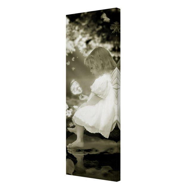 Czarno białe obrazy Dziecko z bajki nad rzeką bajkową
