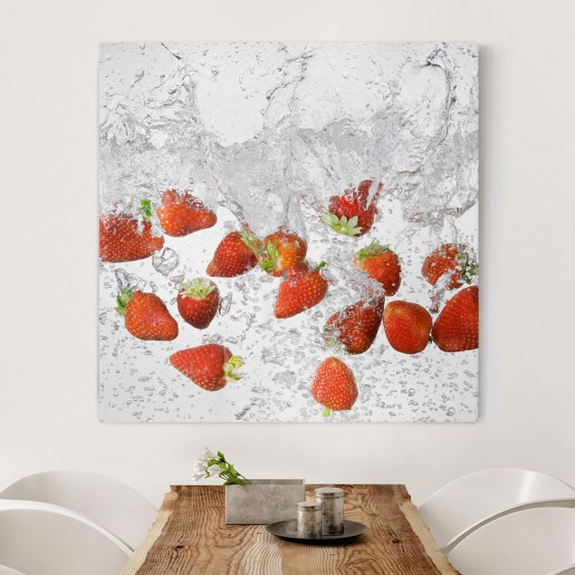 Obrazy z owocami Świeże truskawki w wodzie