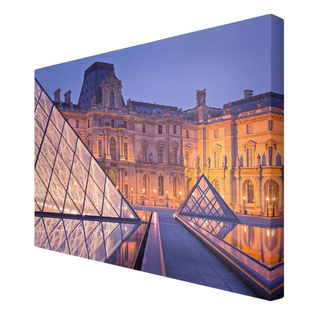 Pomarańczowy obraz Louvre Paryż nocą