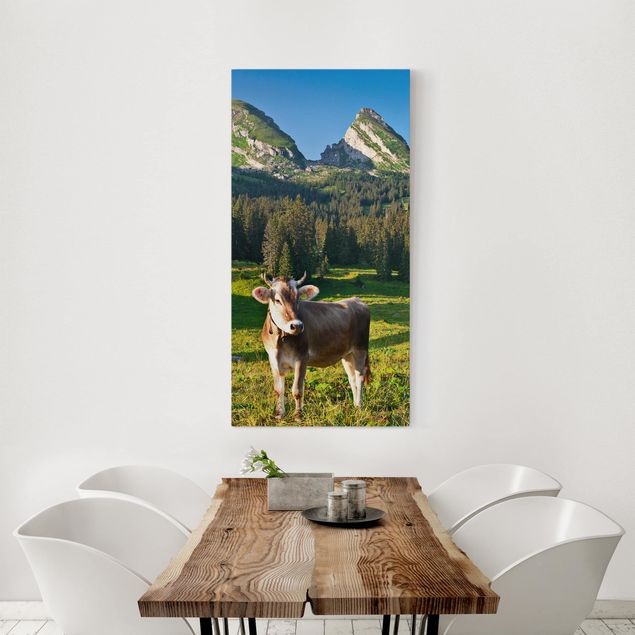Obrazy do salonu Szwajcarska łąka alpejska z krową