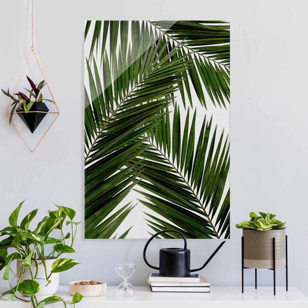 Dekoracja do kuchni Widok przez zielone liście palmy