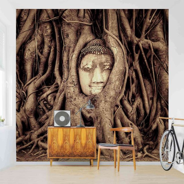 Brązowa tapeta Budda w Ayutthaya otoczony korzeniami drzew w kolorze brązowym