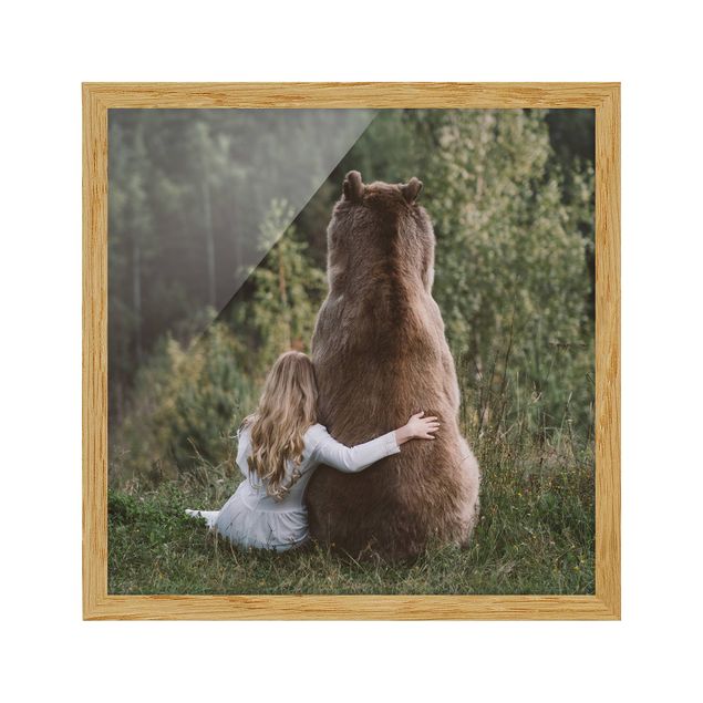 Obrazy w ramie do łazienki Dziewczynka z niedźwiedziem brunatnym