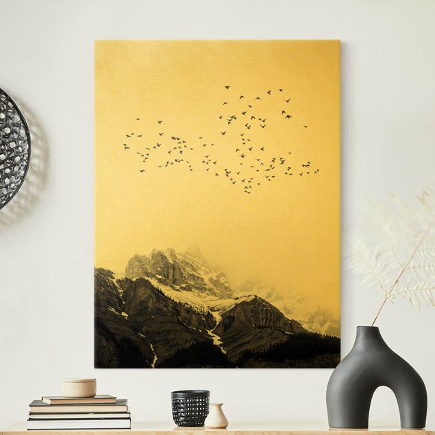 Obrazy z górami Stado ptaków na tle gór czarno-biały