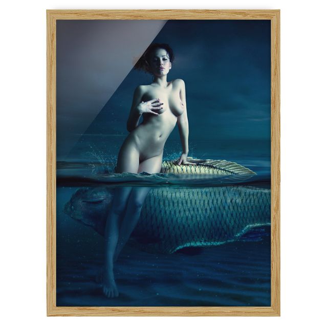 Obrazy w ramie do łazienki Naga kobieta z rybą