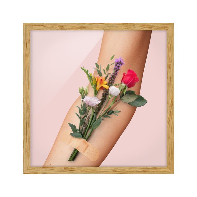 Obrazy w ramie do łazienki Ręka z kwiatami