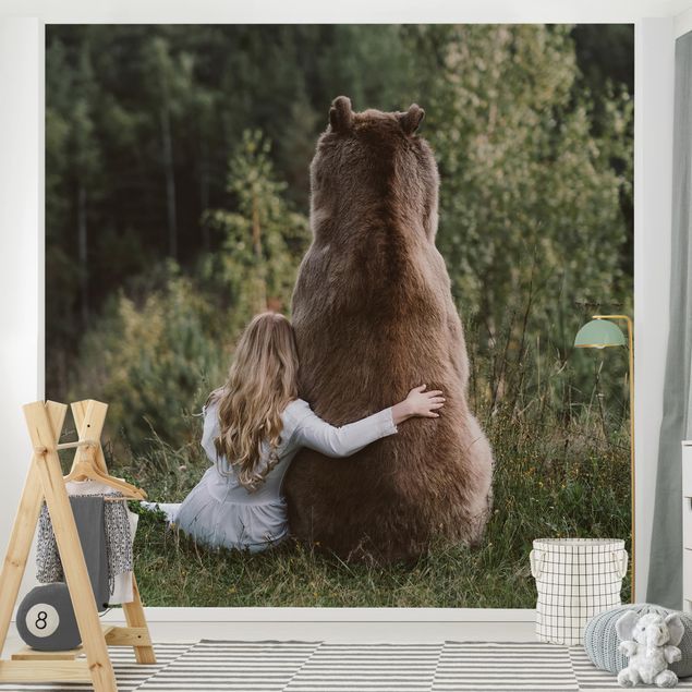 Zielone tapety Dziewczynka z niedźwiedziem brunatnym