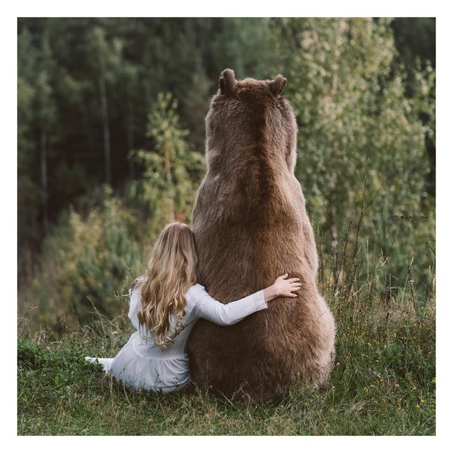 Fototapeta - Dziewczynka z niedźwiedziem brunatnym