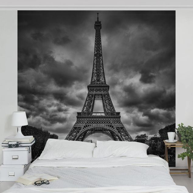 Tapety Wieża Eiffla na tle chmur, czarno-biała