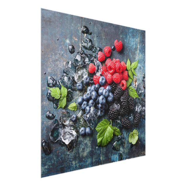 Obrazy nowoczesne Mieszanka jagodowa z kostkami lodu drewno