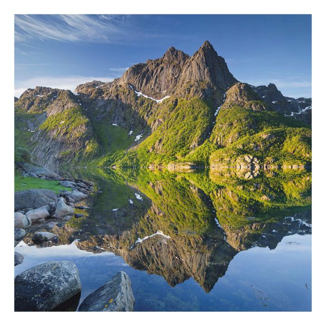 Obrazy na szkle krajobraz Krajobraz górski z odbiciem wody w Norwegii