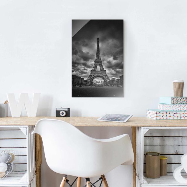 Obrazy na szkle Paryż Wieża Eiffla na tle chmur, czarno-biała