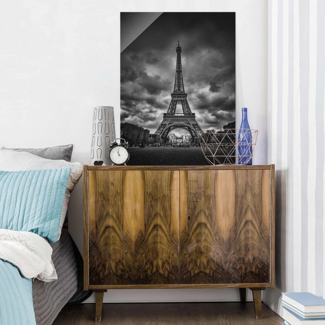 Obrazy na szkle Paryż Wieża Eiffla na tle chmur, czarno-biała