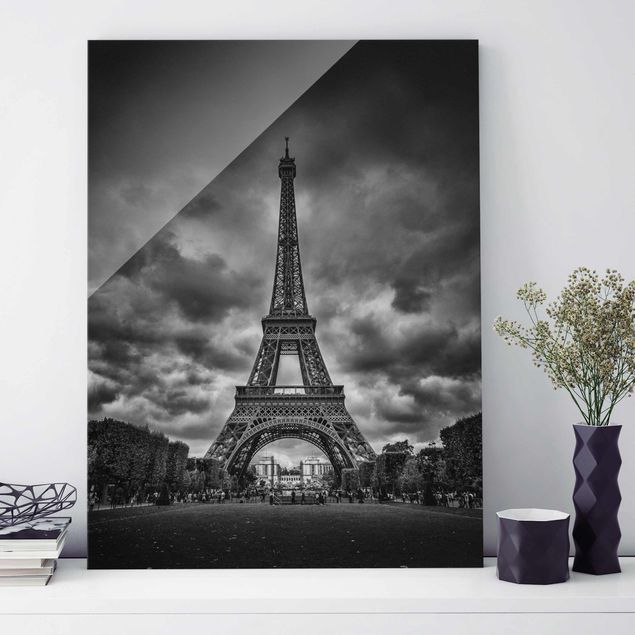 Obrazy na szkle architektura i horyzont Wieża Eiffla na tle chmur, czarno-biała