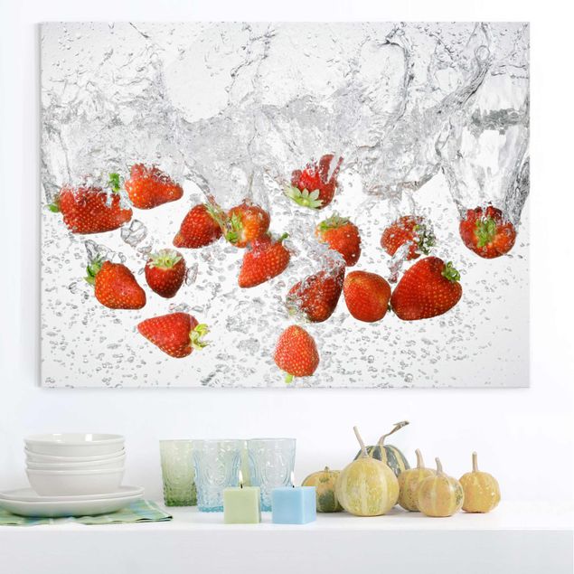 Obrazy owoc Świeże truskawki w wodzie