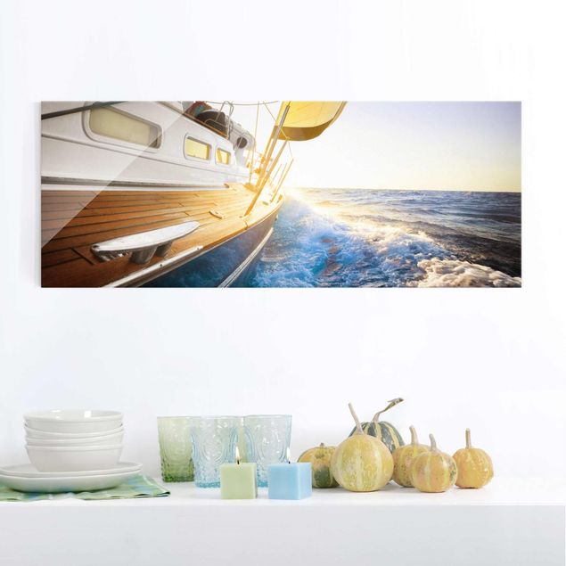 Dekoracja do kuchni Żaglówka na błękitnym morzu w promieniach słońca