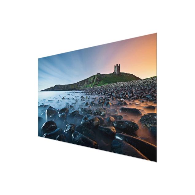 Obrazy na szkle plaża Wschód słońca z mgłą na zamku Dunstanburgh