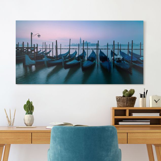 Obrazy Włochy Gondole na tle Wenecji o zachodzie słońca