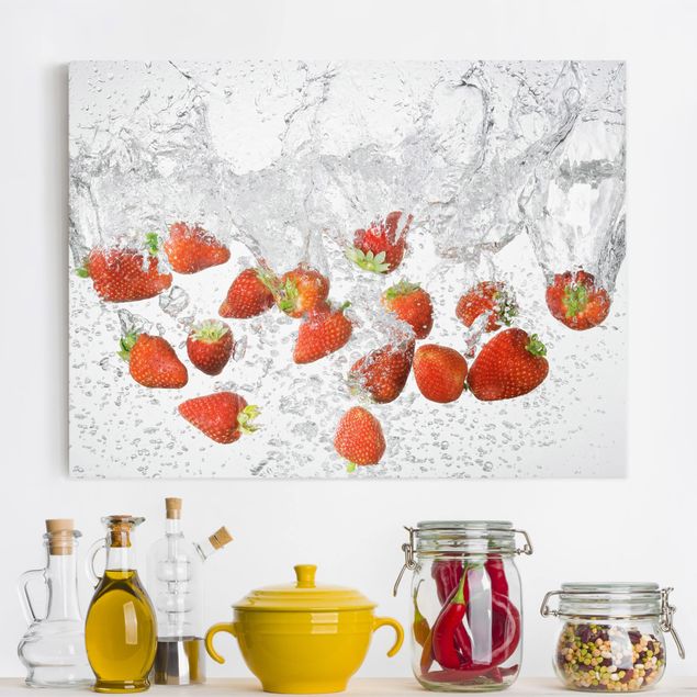 Obrazy z owocami Świeże truskawki w wodzie