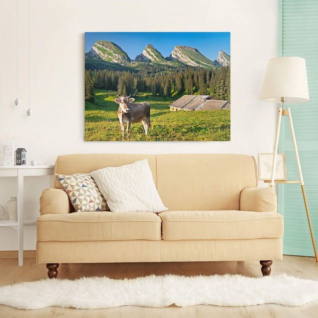 Obrazy do salonu Szwajcarska łąka alpejska z krową
