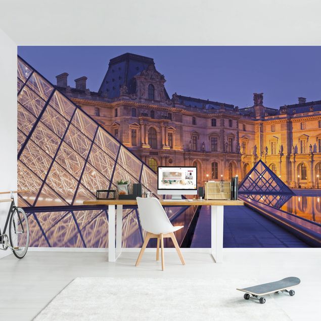 Pomarańczowa tapeta Louvre Paryż nocą