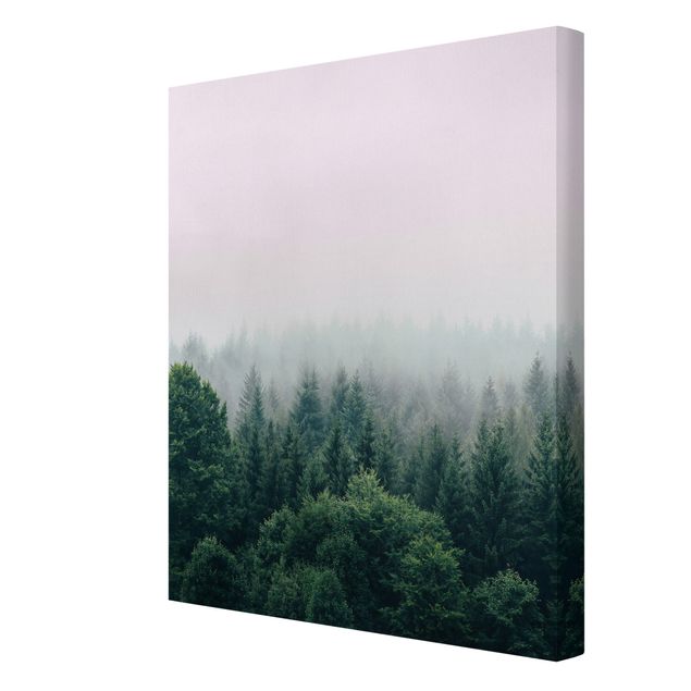 Zielony obraz Las o zmierzchu we mgle