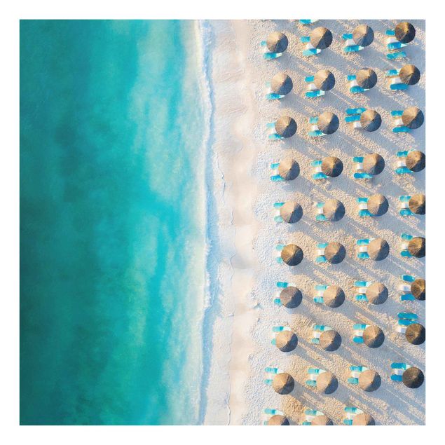 Obrazy na szkle plaża Biała piaszczysta plaża z parasolami słomkowymi
