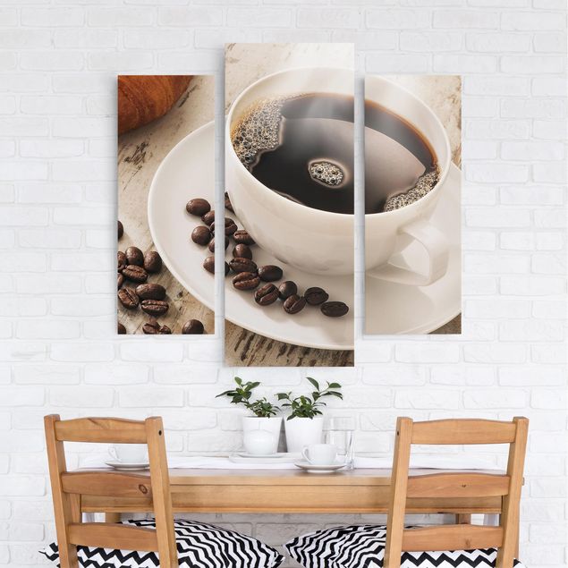 Nowoczesne obrazy Parująca filiżanka do kawy z ziarnami kawy