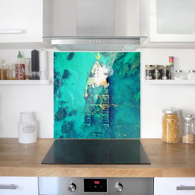 Panel szklany do kuchni Top View Wrak statku w morzu
