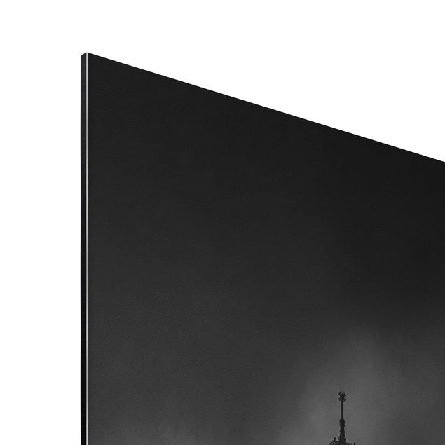 Obrazki czarno białe Wieża Eiffla na tle chmur, czarno-biała