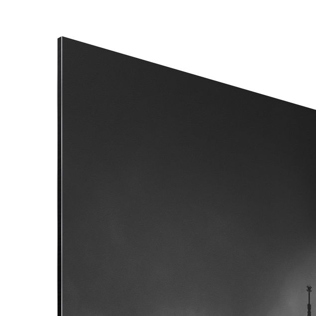 Obrazki czarno białe Wieża Eiffla na tle chmur, czarno-biała