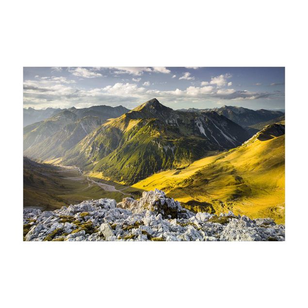zielony dywan Góry i dolina w Alpach Lechtalskich w Tyrolu