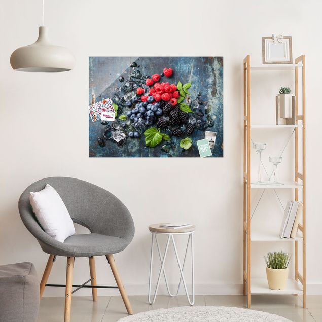 Obrazy z owocami Mieszanka jagodowa z kostkami lodu drewno