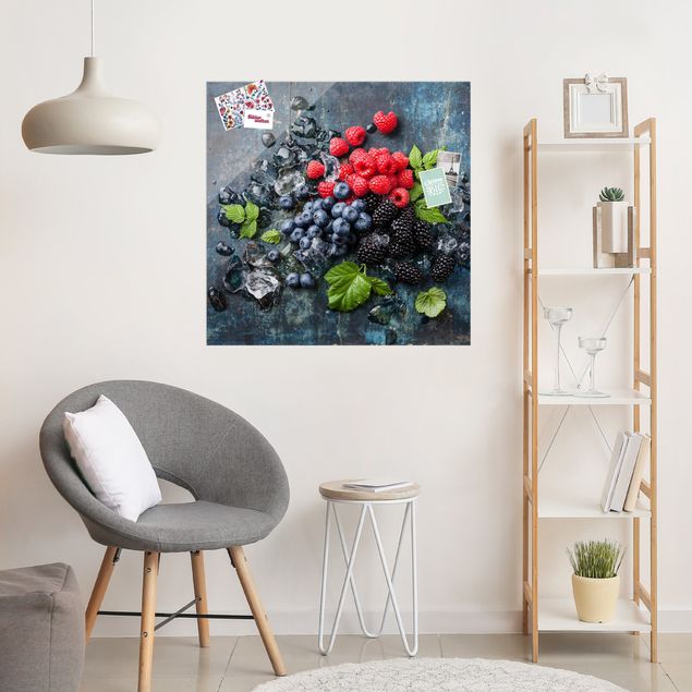 Obrazy z owocami Mieszanka jagodowa z kostkami lodu drewno