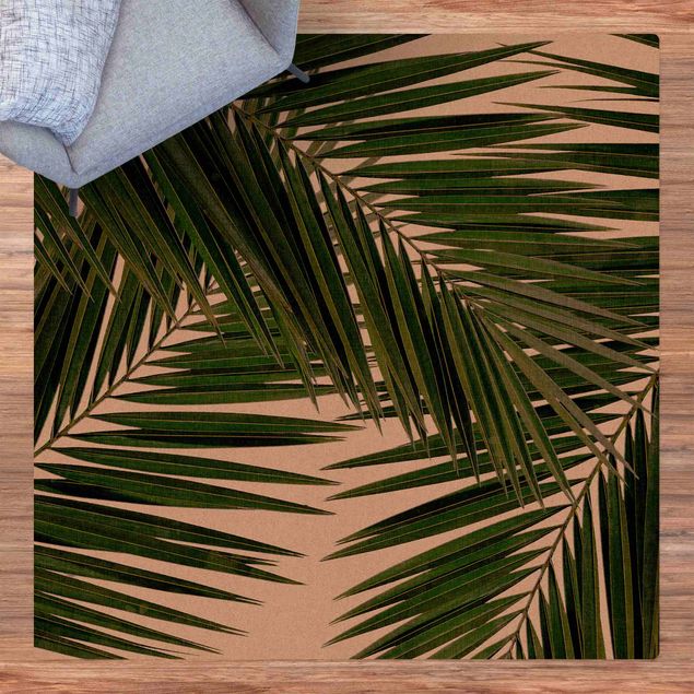 Mata korkowa - Widok przez zielone liście palmy