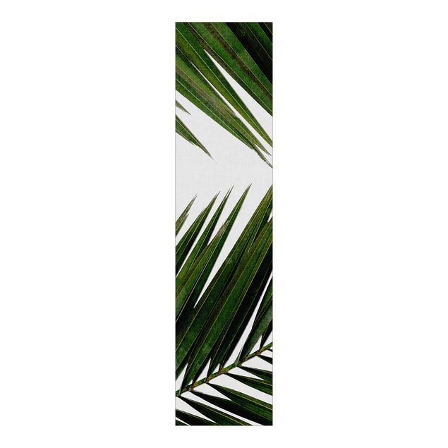 Domowe tekstylia Widok przez zielone liście palmy