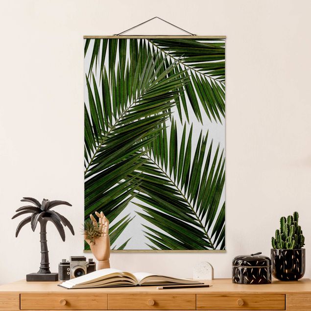 Dekoracja do kuchni Widok przez zielone liście palmy