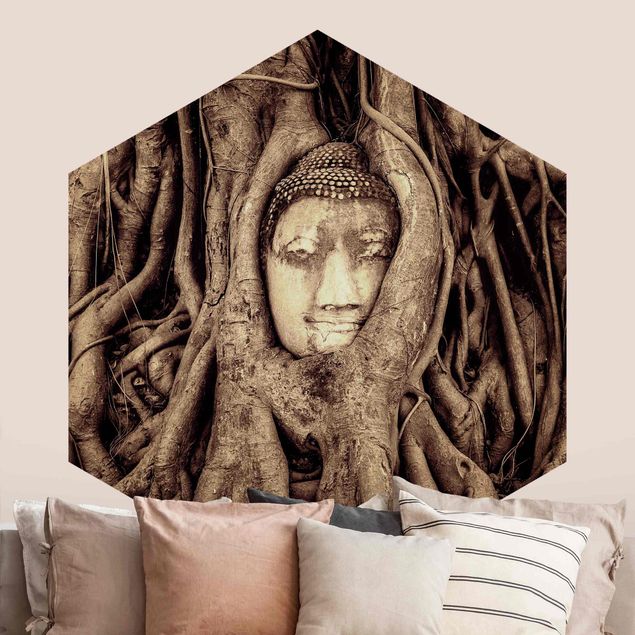 Tapeta brązowa Budda w Ayutthaya otoczony korzeniami drzew w kolorze brązowym