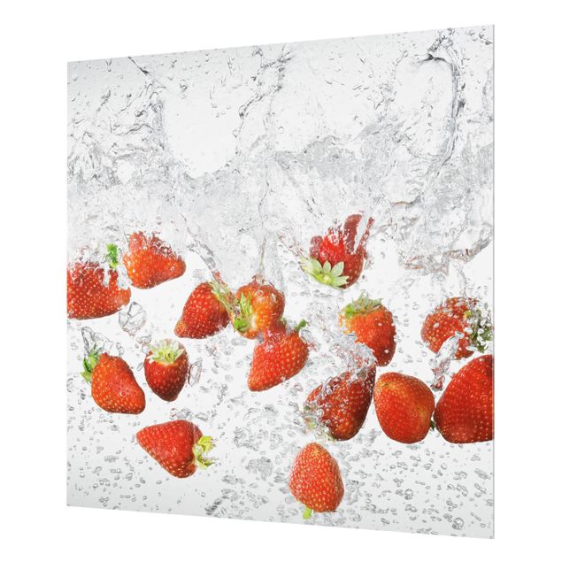 Panel szklany do kuchni - Świeże truskawki w wodzie