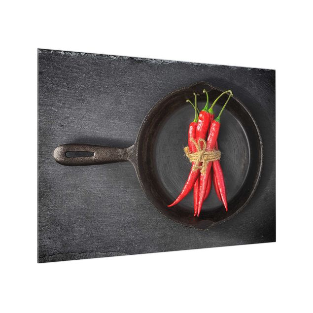 Panele szklane do kuchni Bundle Of Red Chillies In Frying Pan On Slate