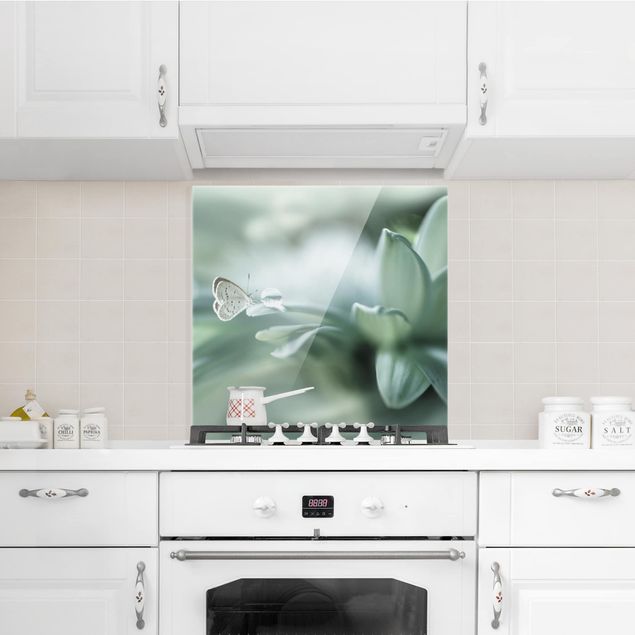 Panele szklane do kuchni Motyl i krople rosy w pastelowej zieleni