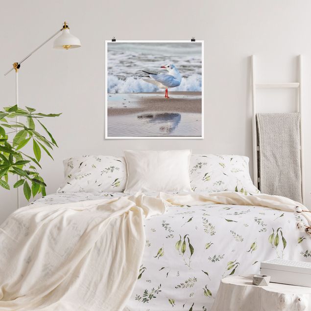 Nowoczesne obrazy do salonu Mewa na plaży przed morzem