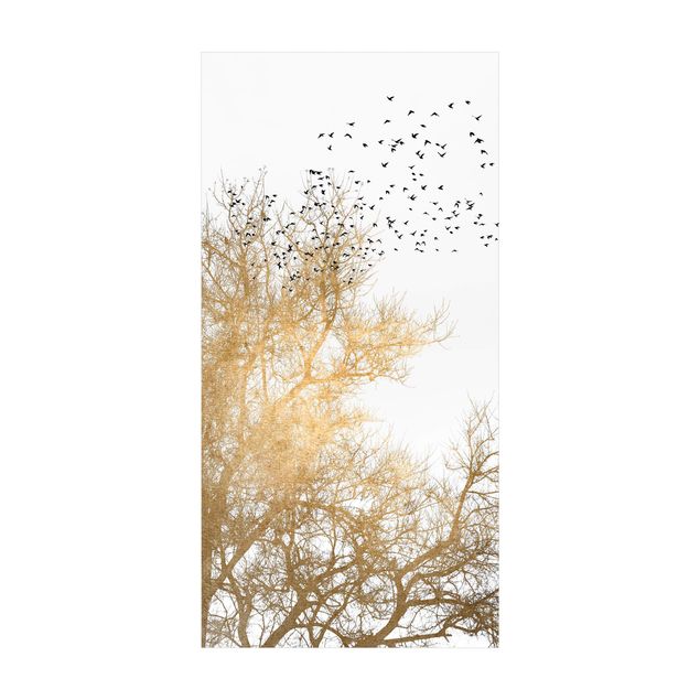 nowoczesny dywan Stado ptaków na tle złotego drzewa