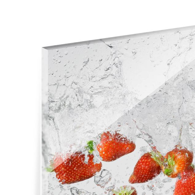 Panel szklany do kuchni - Świeże truskawki w wodzie