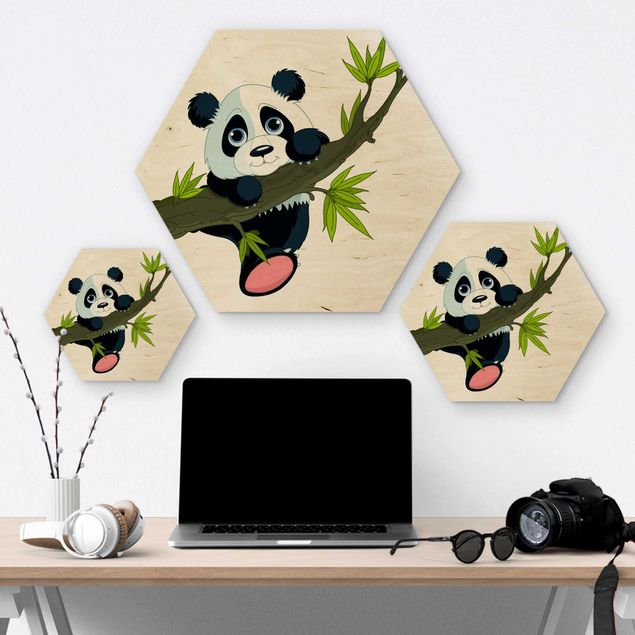 Obraz heksagonalny z drewna - Panda wspinająca się