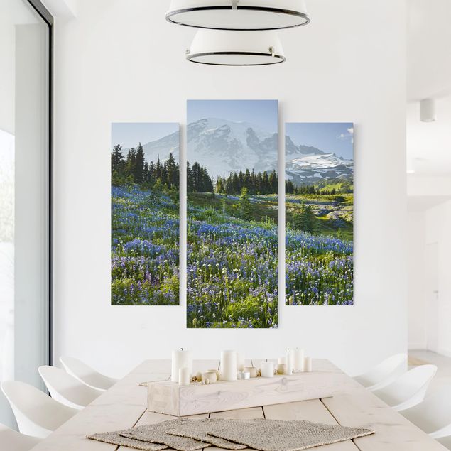 Obrazy do salonu nowoczesne Mountain Meadow With Blue Flowers in Front of Mt. Rainier